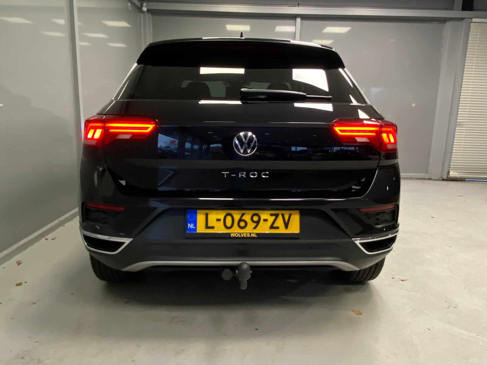 41389212-3.jpg