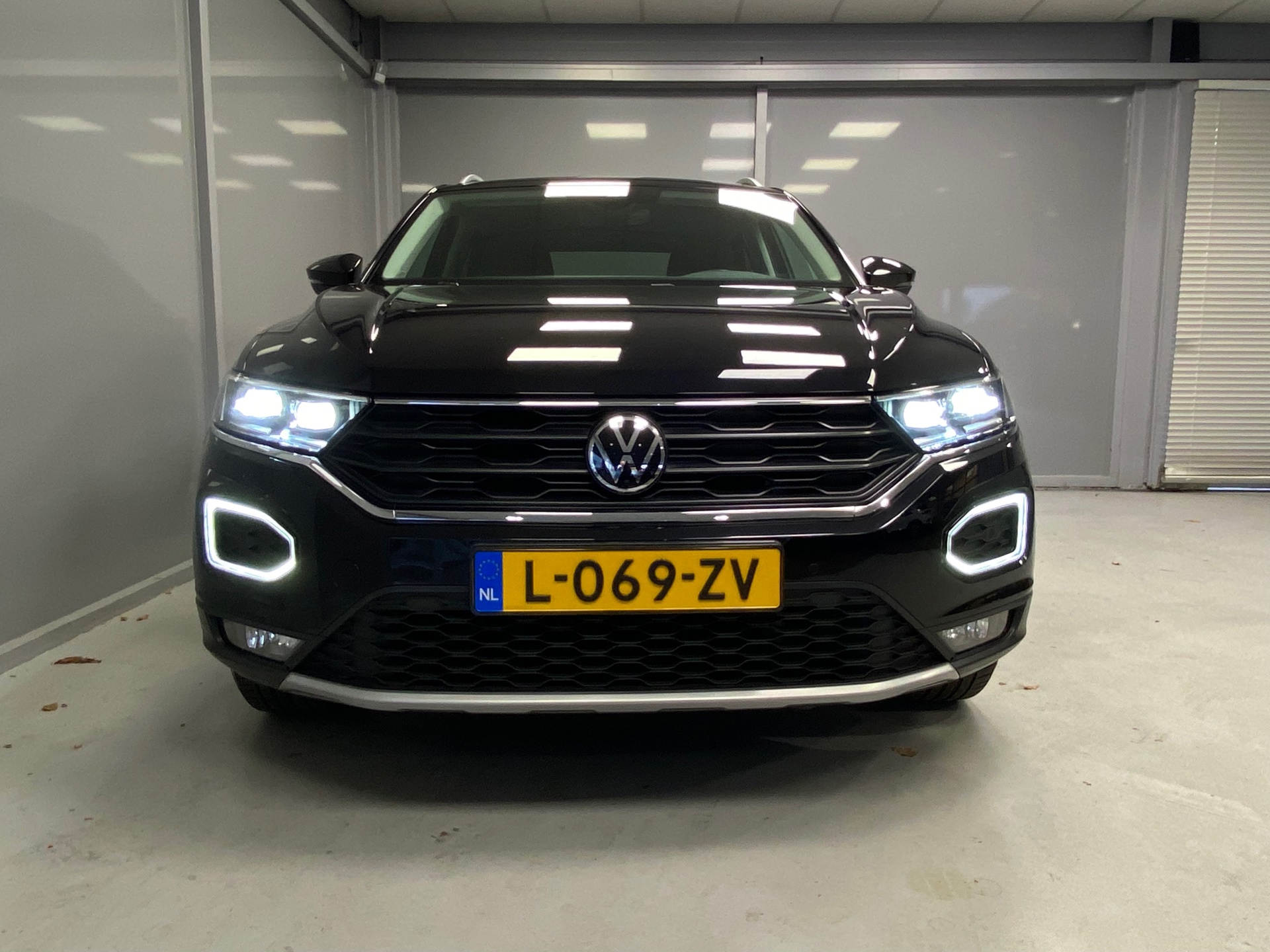41389212-4.jpg