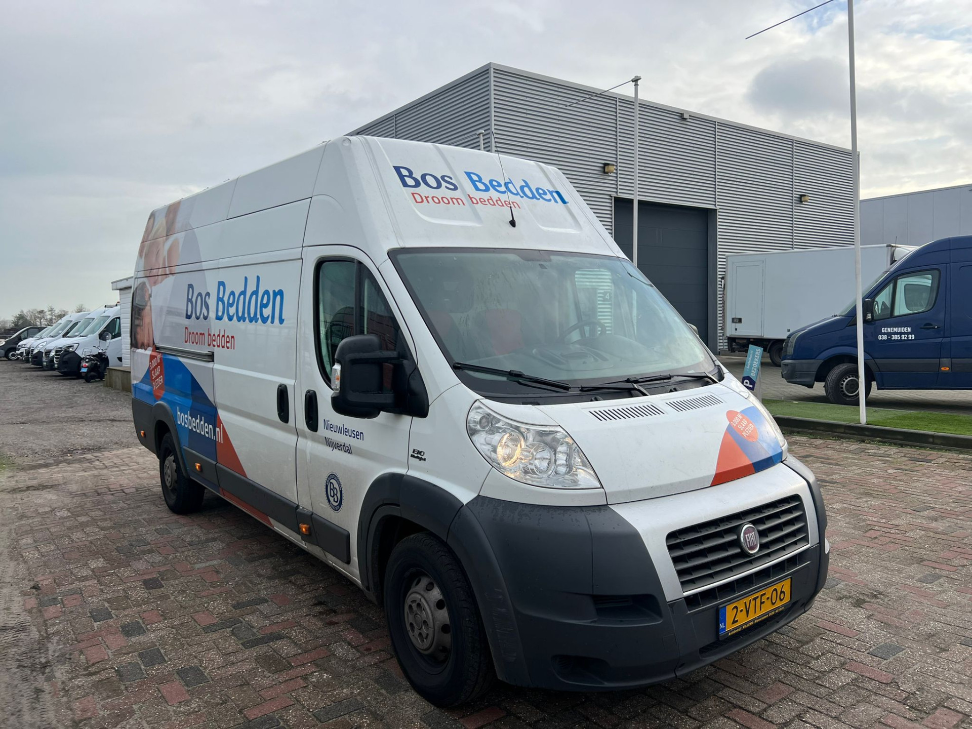41561240-2.jpg