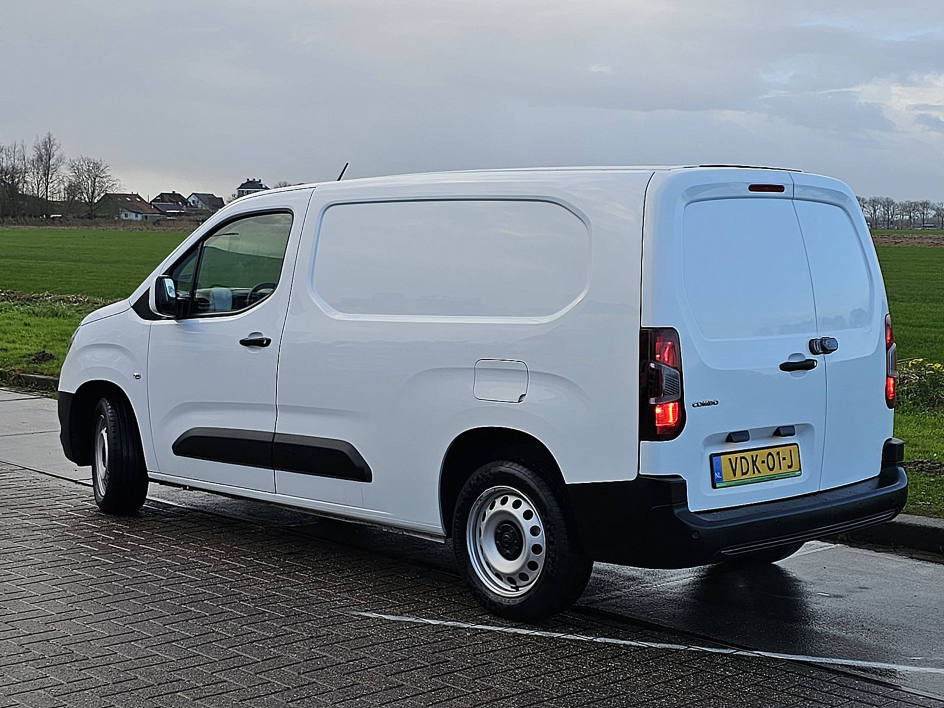 42178258-4.jpg