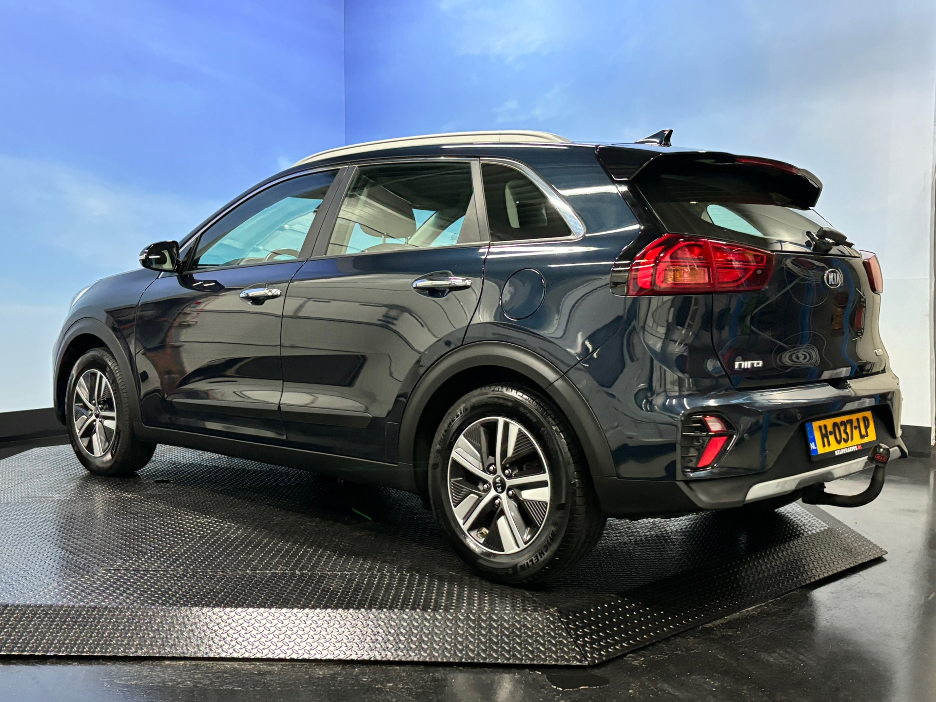 42296648-2.jpg