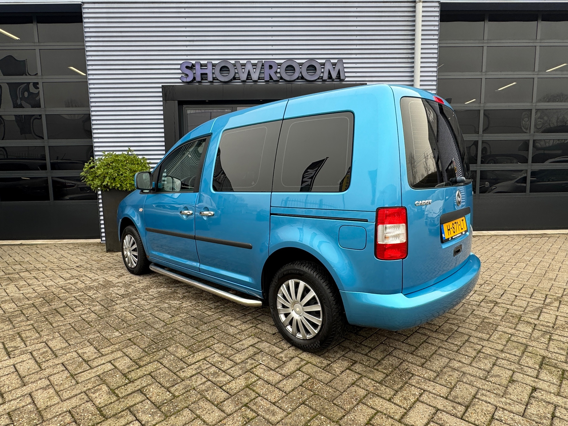 42309505-2.jpg