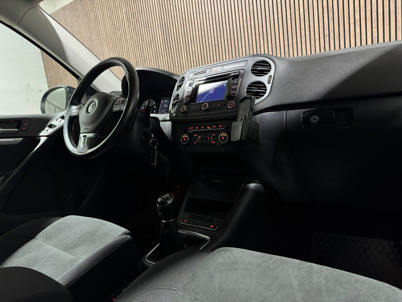 43087219-18.jpg