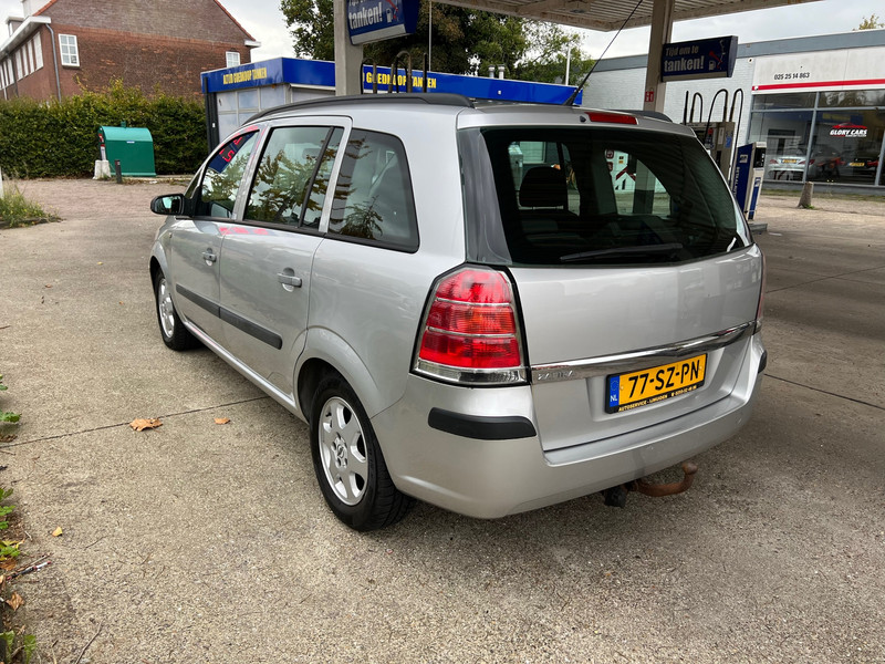 48259086-6.jpg