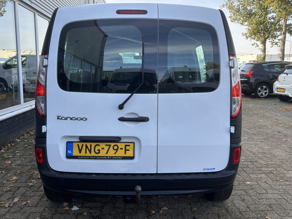 48592418-6.jpg