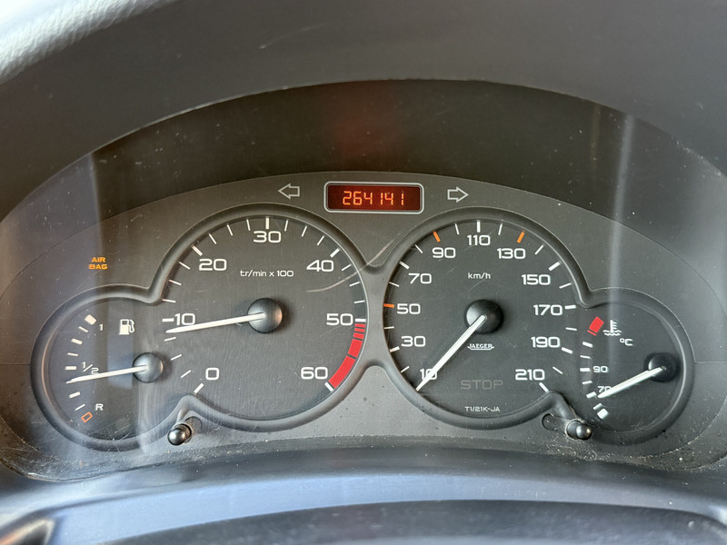 48593880-1.jpg
