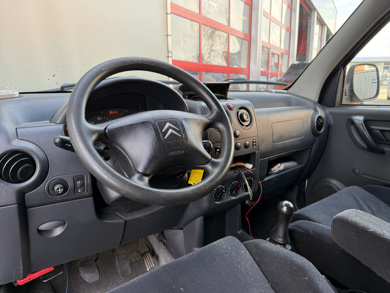 48593880-4.jpg